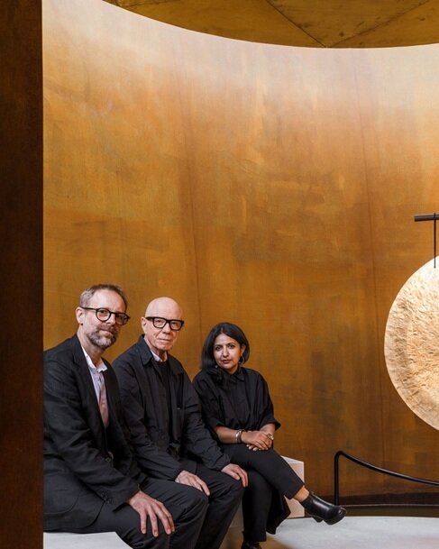 Sönke Hoof, Rolf Fehlbaum et Khushnu Panthaki Hoof, Doshi Retreat, 2025 © Vitra, photos : Daisuke Hirabayashi